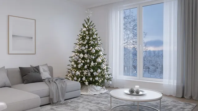 Sapin de Noël style Bleu Glacier & Argent dans un intérieur : salon gris clair